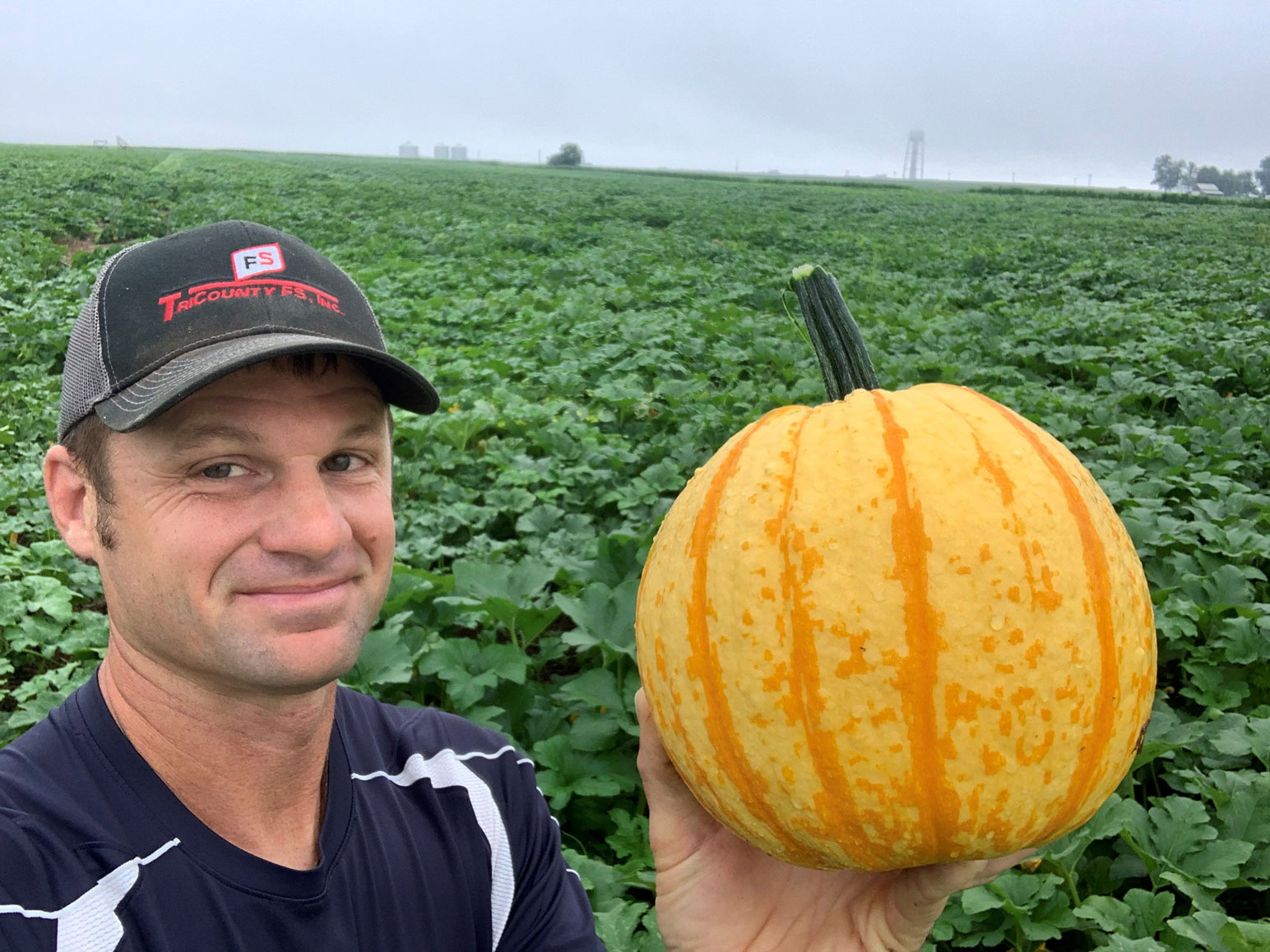 Husband with pumpkin reized