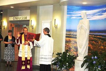 p3-blessing-and-statue